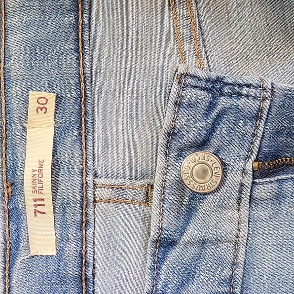 Levis light wash 30 skinny - Picture 2 of 4